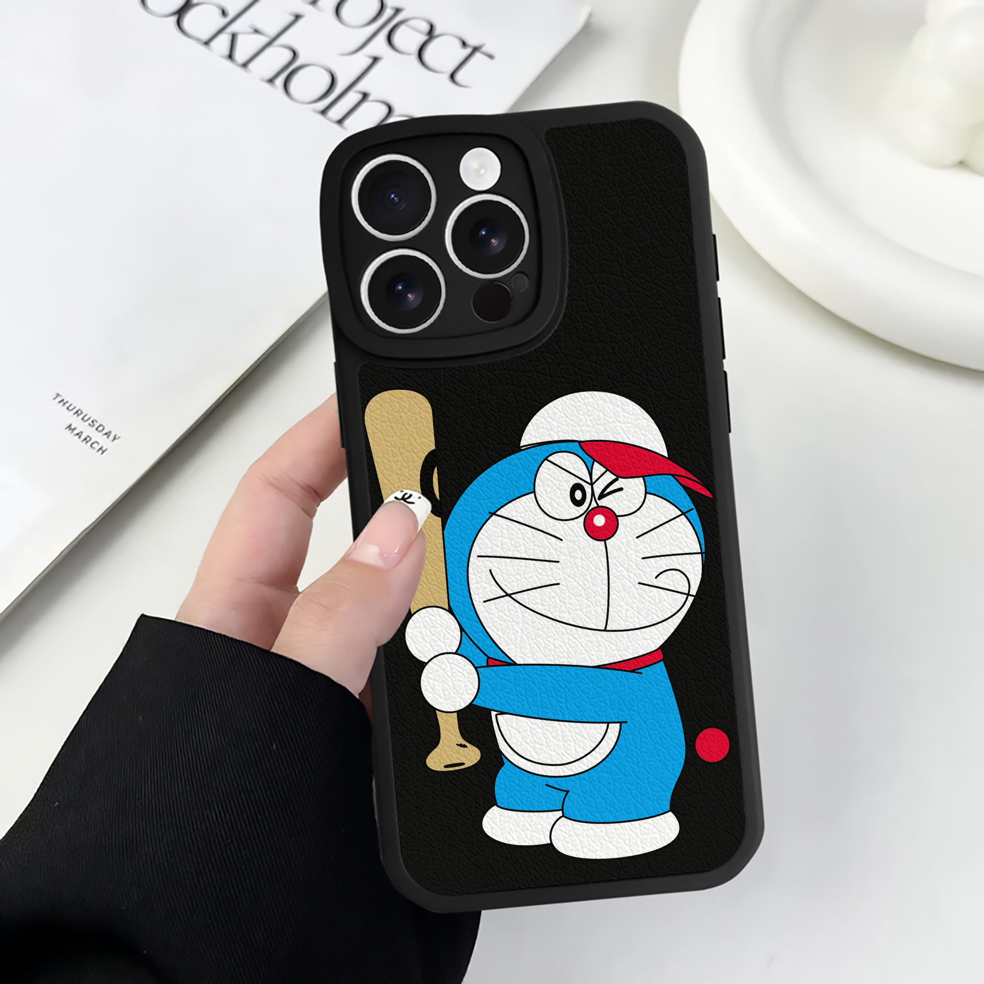 （画像用） ドラえもん Doraemon 【iPhone 16シリーズ対応】シリコンスマホケース（レザー調） 材質：シリコン